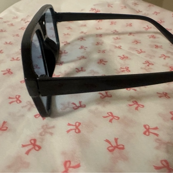 Stylish Black Oversized Women's Sunglasses - Picture 3 of 4